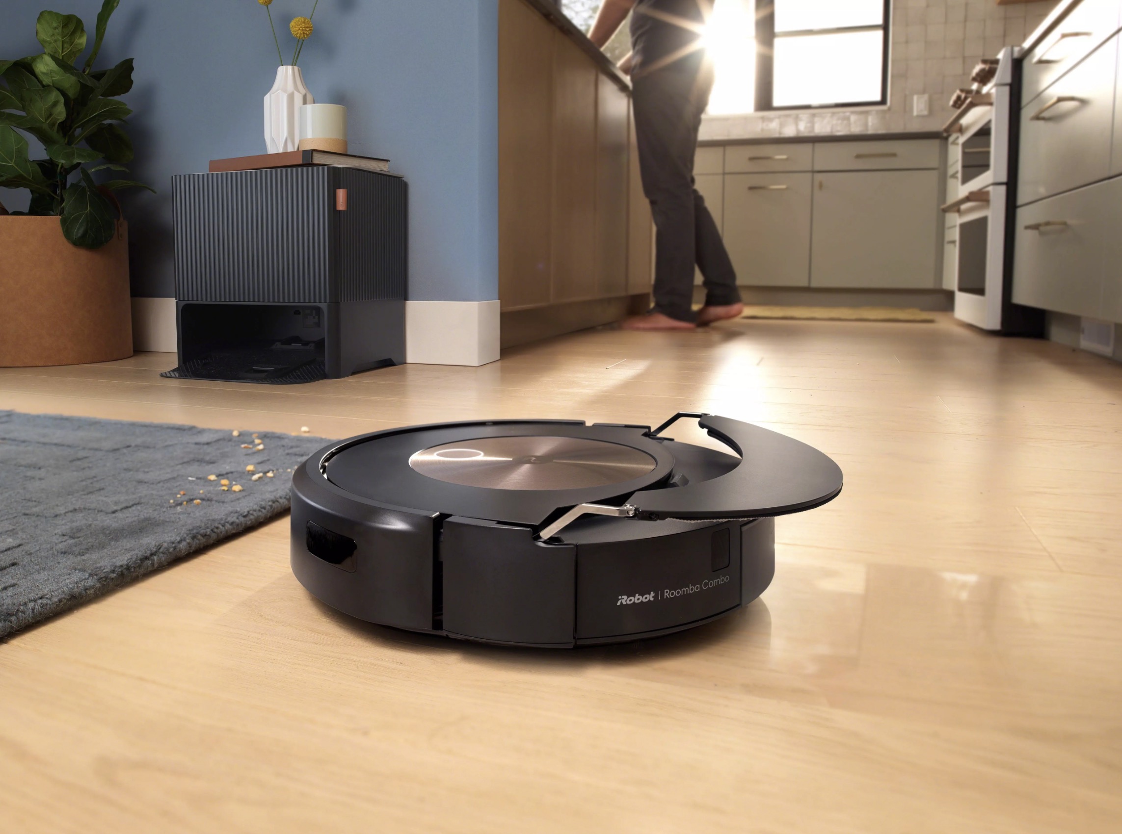 Roomba, ahşap zemin üzerinde çalışıyor